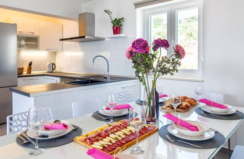 Splitska House | Well maintained accommodation with high standard, outdoor pool and peacefully located.