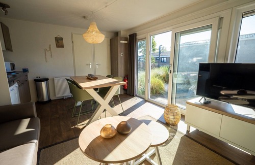 Municipality of Hellevoetsluis Ski Chalet | Well-maintained chalet with terrace