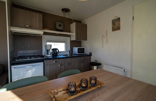 Municipality of Hellevoetsluis Ski Chalet | Well-maintained chalet with terrace