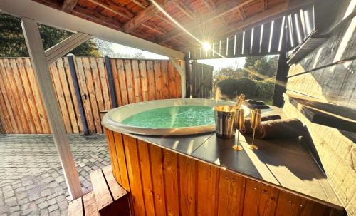Municipality of Horst aan de Maas Cabin | Wellness Tuin - Ultieme Partner Beleving - St Hubertus Suite met Jacuzzi ,Openhaard, Privé Hottub en Privé Sauna in Jachthut stijl