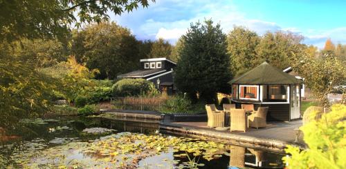 Municipality of Horst aan de Maas Cabin | Wellness Tuin - Ultieme Partner Beleving - St Hubertus Suite met Jacuzzi ,Openhaard, Privé Hottub en Privé Sauna in Jachthut stijl