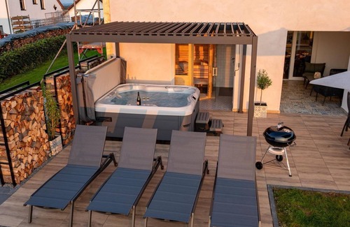 Brimingen House | Wellness vacation home, bath/WC with sauna and jacuzzi - Ferienhaus Im Lachergarten