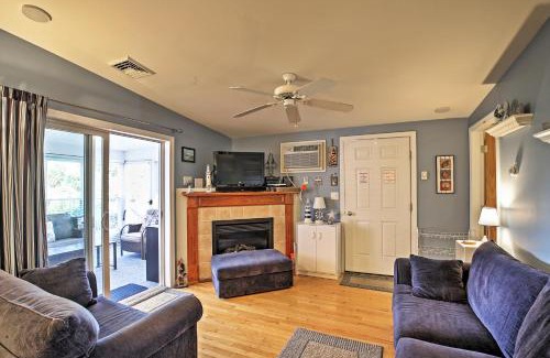 Moody House | Wells Beach Cottage with Pool Access about 1 Mi to Coast