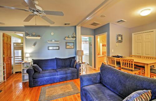 Moody House | Wells Beach Cottage with Pool Access about 1 Mi to Coast