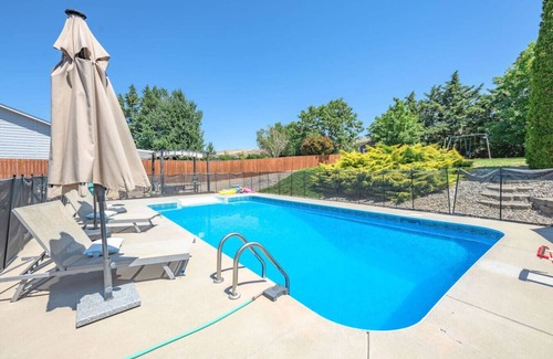 Monitor House | Wenatchee Stay w/ Pool & Hot Tub