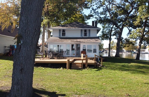 Rochester House | Wenopa - Charming 3-bedroom home on a Lake Manitou peninsula in Rochester