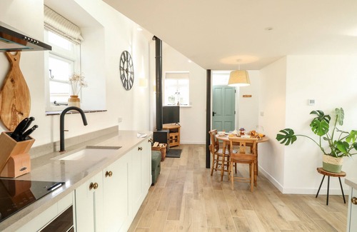 Dereham House | WENSUM SPRING, pet friendly, character holiday cottage in Fakenham