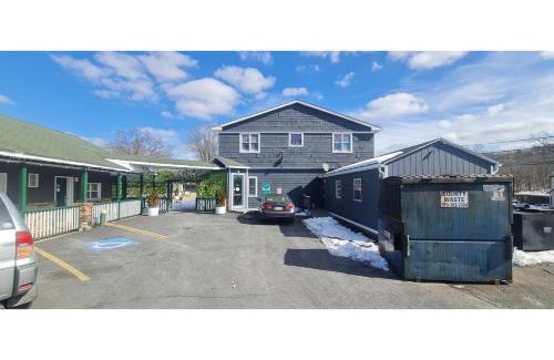 East Stroudsburg Hotel | Werry's Cottages and Pub By OYO East Stroudsborg - Weekly Stays