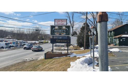 East Stroudsburg Hotel | Werry's Cottages and Pub By OYO East Stroudsborg - Weekly Stays