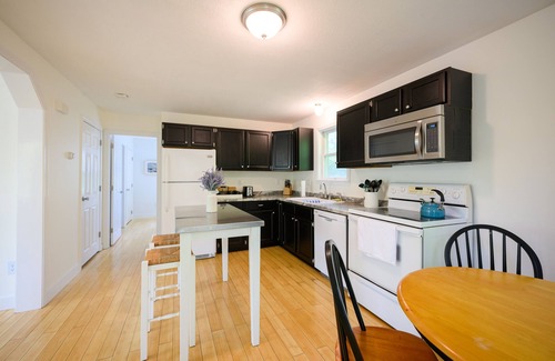 South Thomaston House | Weskeag Cottage - Arcade, Fire Pit, Clean, Bright, Nearby Coastal Activities