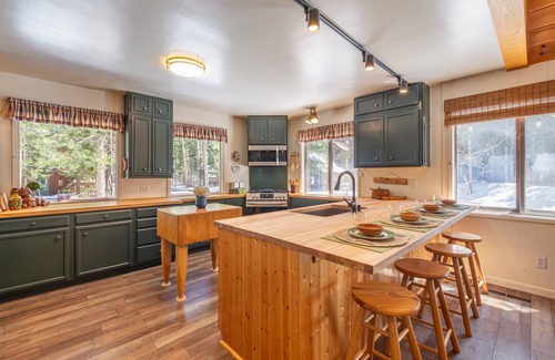 Donner Lake Woods House | West Donner Lake~Pet Friendly~Walk to Lake