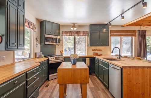 Donner Lake Woods House | West Donner Lake~Pet Friendly~Walk to Lake