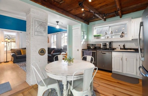 Portsmouth House | West End | Pet Friendly | Fenced-in Yard | Grill