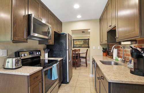 Fontana-on-Geneva Lake Villa | West End Retreat |1st Floor |Abbey Villas |Covered Patio |Fireplace |Walk-in Shower |Pool |Hot Tub