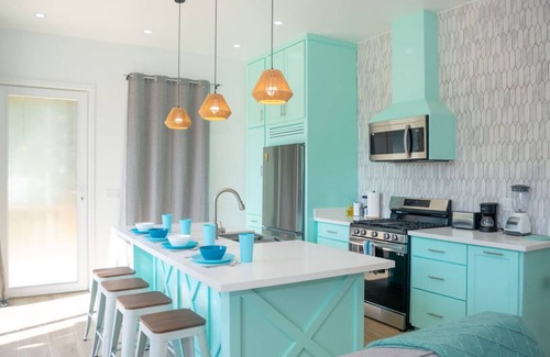 Antoneys Cay Apartment | West End’s Best Kept Secret- The Comfy Sloth!
