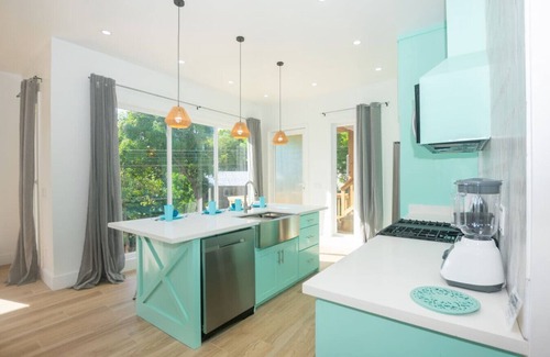 Antoneys Cay Apartment | West End’s Best Kept Secret- The Comfy Sloth!