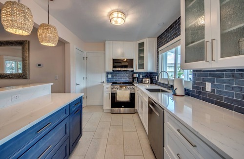 Yacht Club House | West Facing Elec Heated Pool, 2024 Tritoon rental, Walk/Bike to Bars&Restaurants