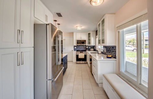 Yacht Club House | West Facing Elec Heated Pool, 2024 Tritoon rental, Walk/Bike to Bars&Restaurants