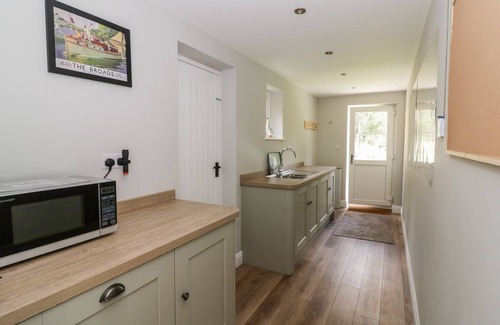 Great Yarmouth Cottage | WEST FARM, family friendly, with a garden in Caister-On-Sea