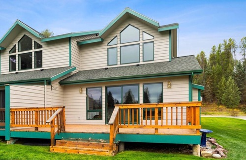 West Glacier Condo | West Glacier Getaway: Mountain & Golf Course Views