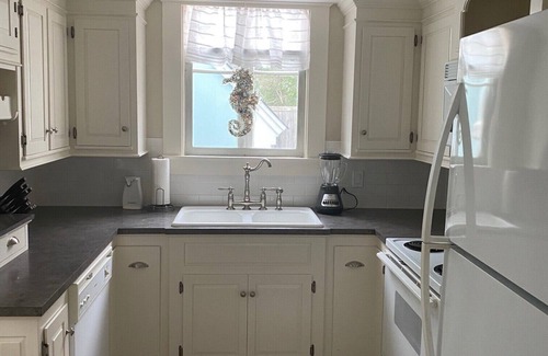 West Harwich House | West Harwich- Cozy Cape House walking distance to Dennis Port & Bell's Neck path