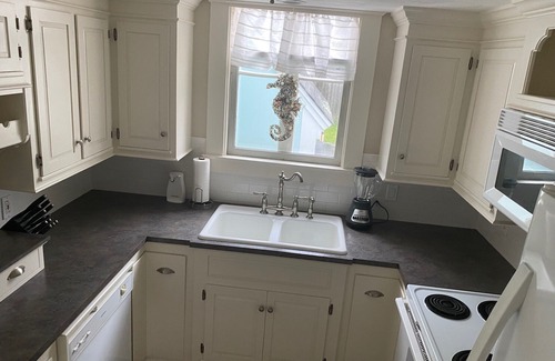 West Harwich House | West Harwich- Cozy Cape House walking distance to Dennis Port & Bell's Neck path