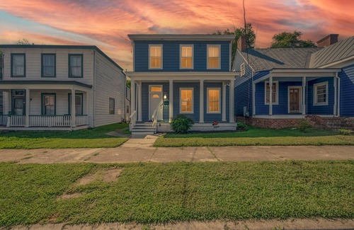 Petersburg House | West High 3BR Private Backyard Petersburg Gem