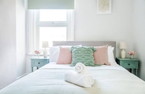 Worthing Cabin | West Lodge: Cosy home from home with 3 bedrooms