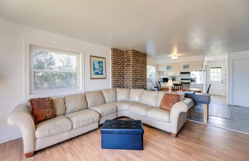 Emerald Isle Apartment | West of the Moon Ocean Apt with Beach Access!