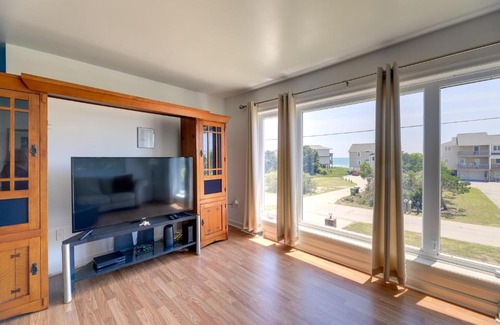 Emerald Isle Apartment | West of the Moon Ocean Apt with Beach Access!