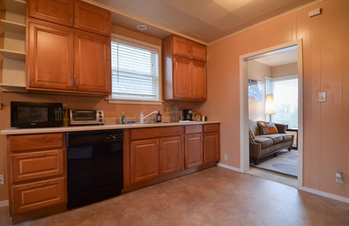North Delridge House | West Seattle Cottage with Space needle & Dt Seattle views. Parking & AC.