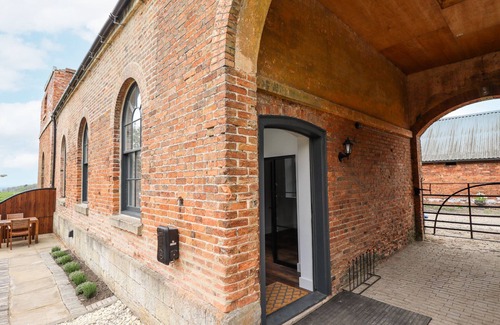 Retford Cottage | WEST STABLE, character holiday cottage, with open fire in Retford