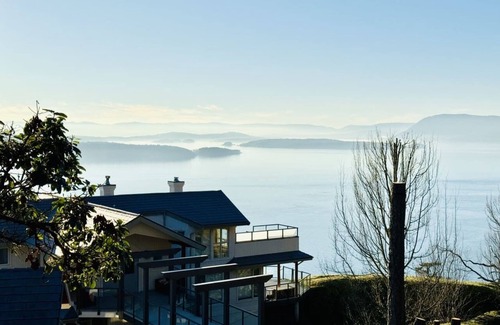Pender Island Apartment | West Suite- Ocean Front Suite with private Hot tub
