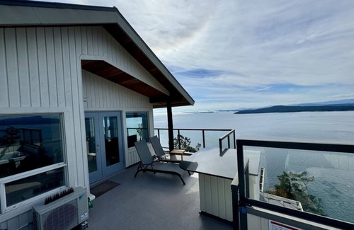 Pender Island Apartment | West Suite- Ocean Front Suite with private Hot tub