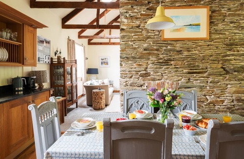 Kingsbridge Cottage | West Wing - a cottage that sleeps 6 guests in 3 bedrooms