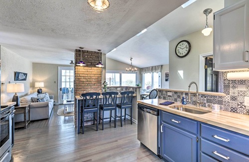 Westbrook Center House | Westbrook Home w/Ocean Views - Walk to Beach