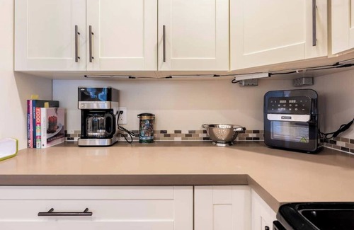 Upper Lonsdale House | WestCoast Garden Suite | 1 Bedroom | Private | Quiet | Central | Modern
