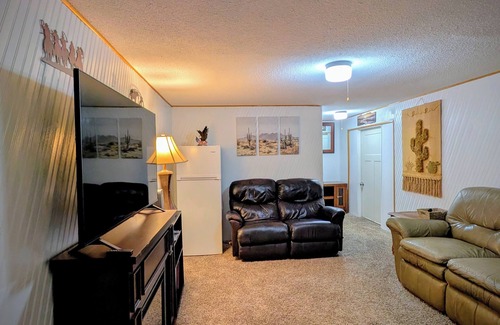 Des Moines House | Western themed 5 bedrooms 2 full baths. Walking distance to Iowa State Fair