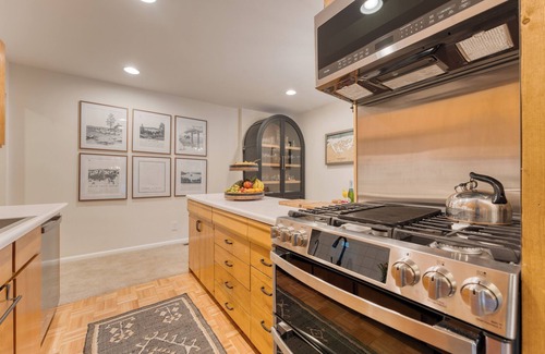Sunnyside House | Westlake Cabin by AvantStay | Hot Tub, Near Skiing, Walk to Restaurants & Lake!