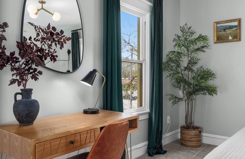 West Plaza House | Westport Central w/King Beds Mins to 39th St and Plaza