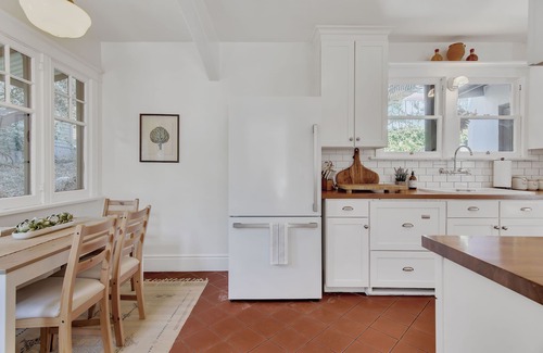 Paso Robles House | WESTSIDE SPANISH BUNGALOW -HOT TUB & Walk to Downtown Square!