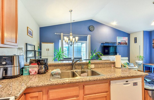Parkrose House | WFH-Friendly Hub w/Fenced Patio in Portland!