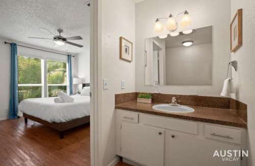 Clarksville Apartment | WFH in Relaxing Clarksville Townhome with Parking