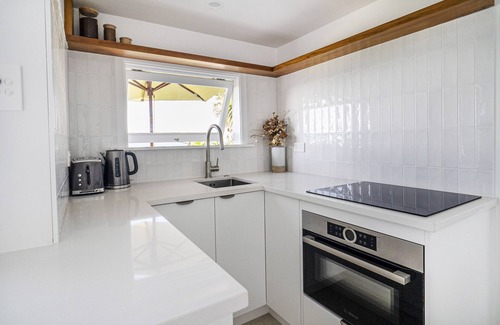 Raglan Apartment | Whale Bay Surf Bach + Spa - Absolute Waterfront