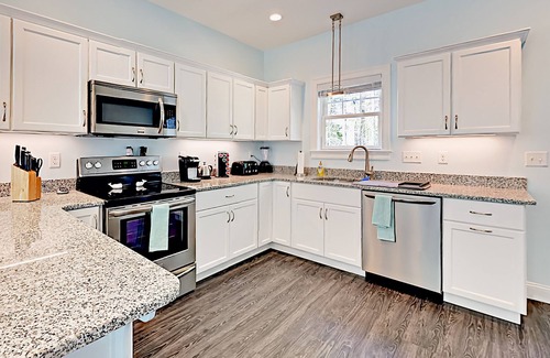 Arundel Cottage | Whale Song Accessible Cottage - Near Beaches w/Resort-style Pool