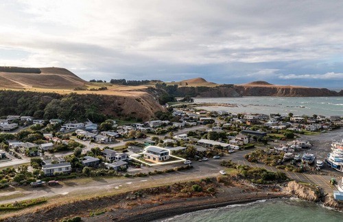 South Bay House | Whale, whale, whale, look what we have here - South Bay, Kaikoura