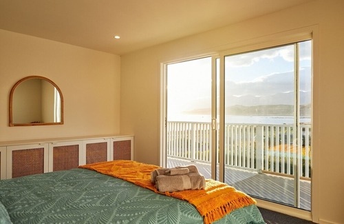 South Bay House | Whale, whale, whale, look what we have here - South Bay, Kaikoura