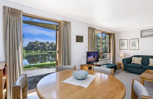 Port Fairy Cottage | Whalers Cottage - Quiet Cottage with views over lake