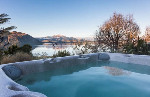 Wanaka House | Whare Kea - Lakefront luxury villa in Lake Wanaka