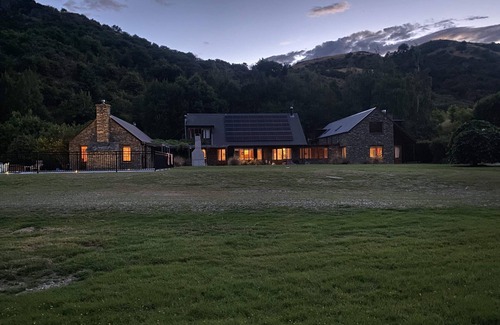 Arrowtown House | Wharenui by MajorDomo - Gorgeous sprawling character home with tennis court and spa pool